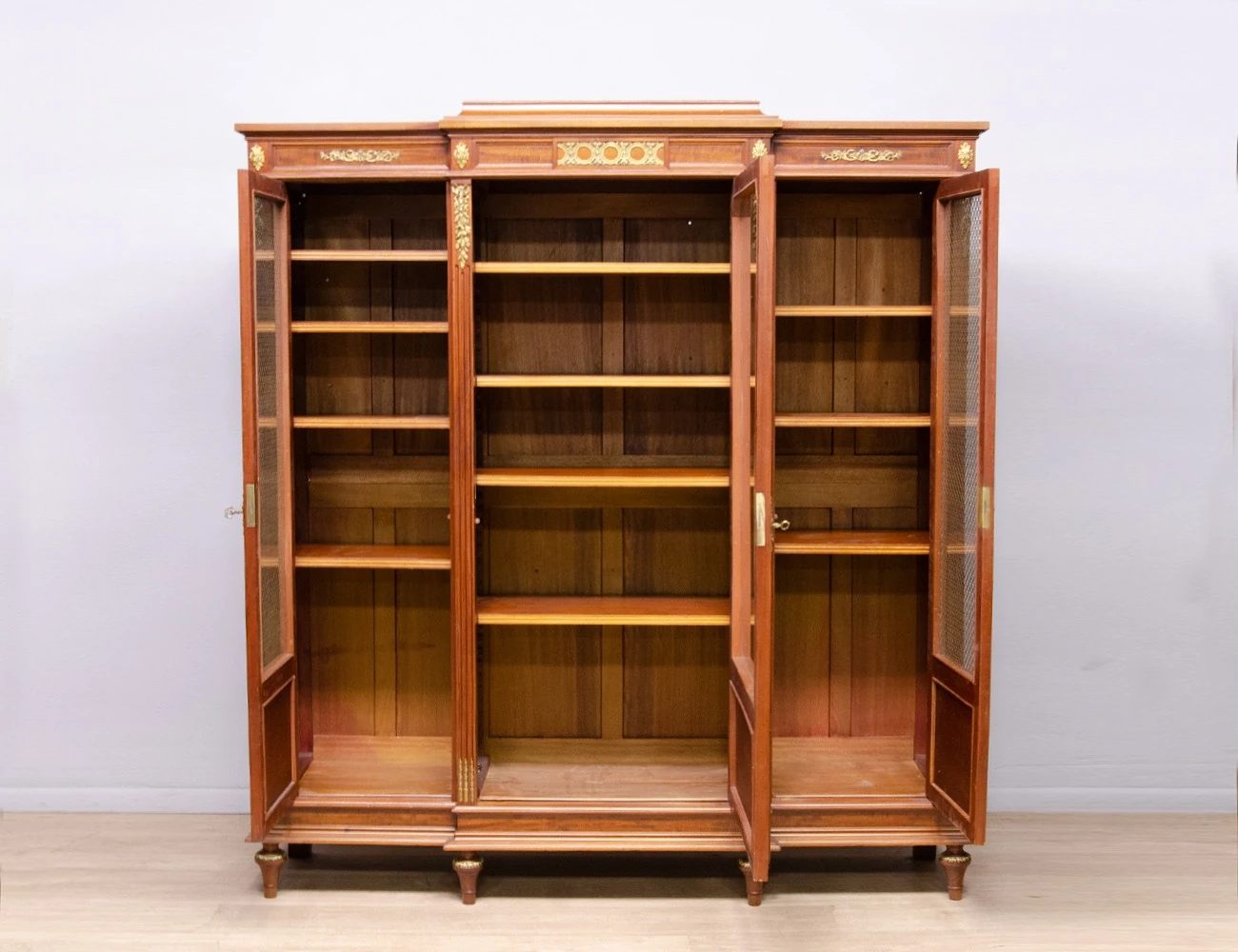 Реставрация антикварного шкафа красного дерева 