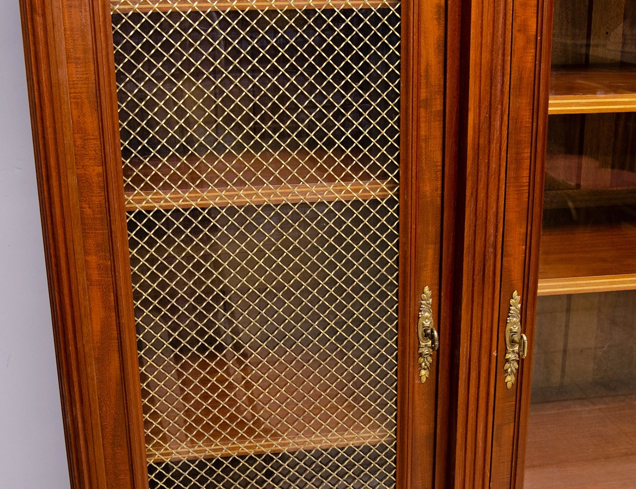 Реставрация антикварного шкафа красного дерева 