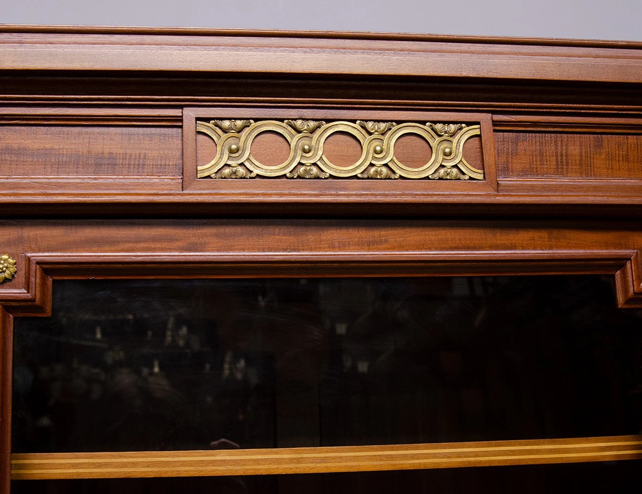 Реставрация антикварного шкафа красного дерева 