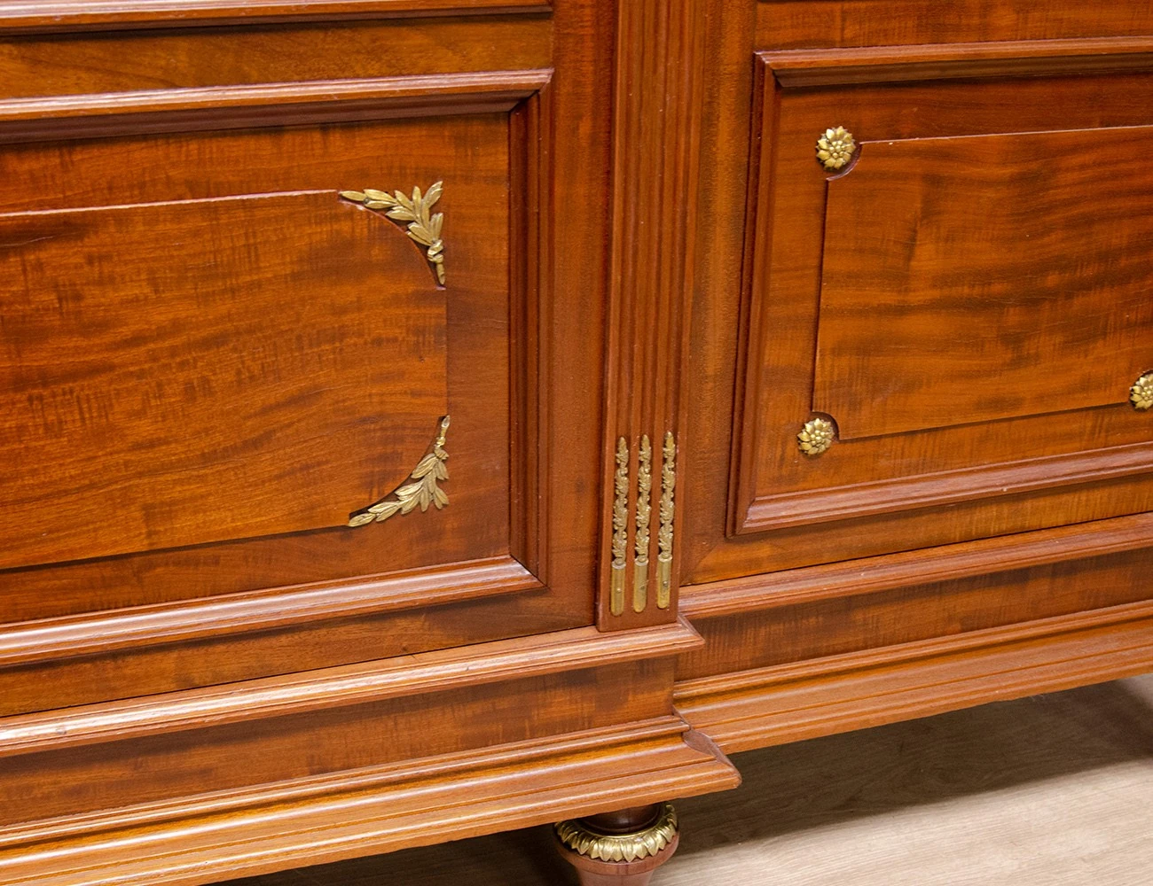 Реставрация антикварного шкафа красного дерева 