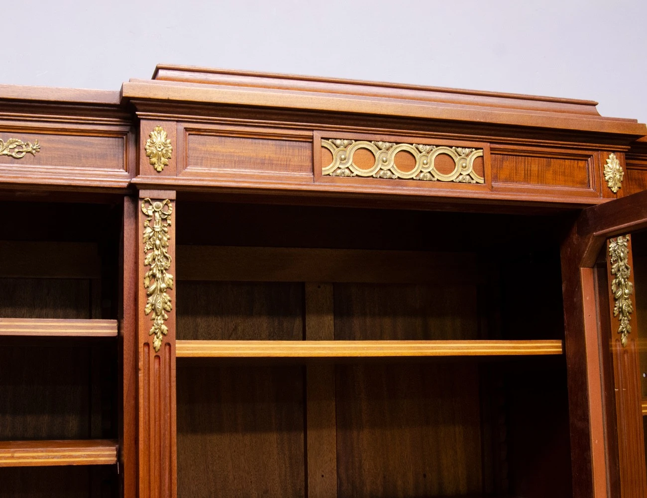 Реставрация антикварного шкафа красного дерева 