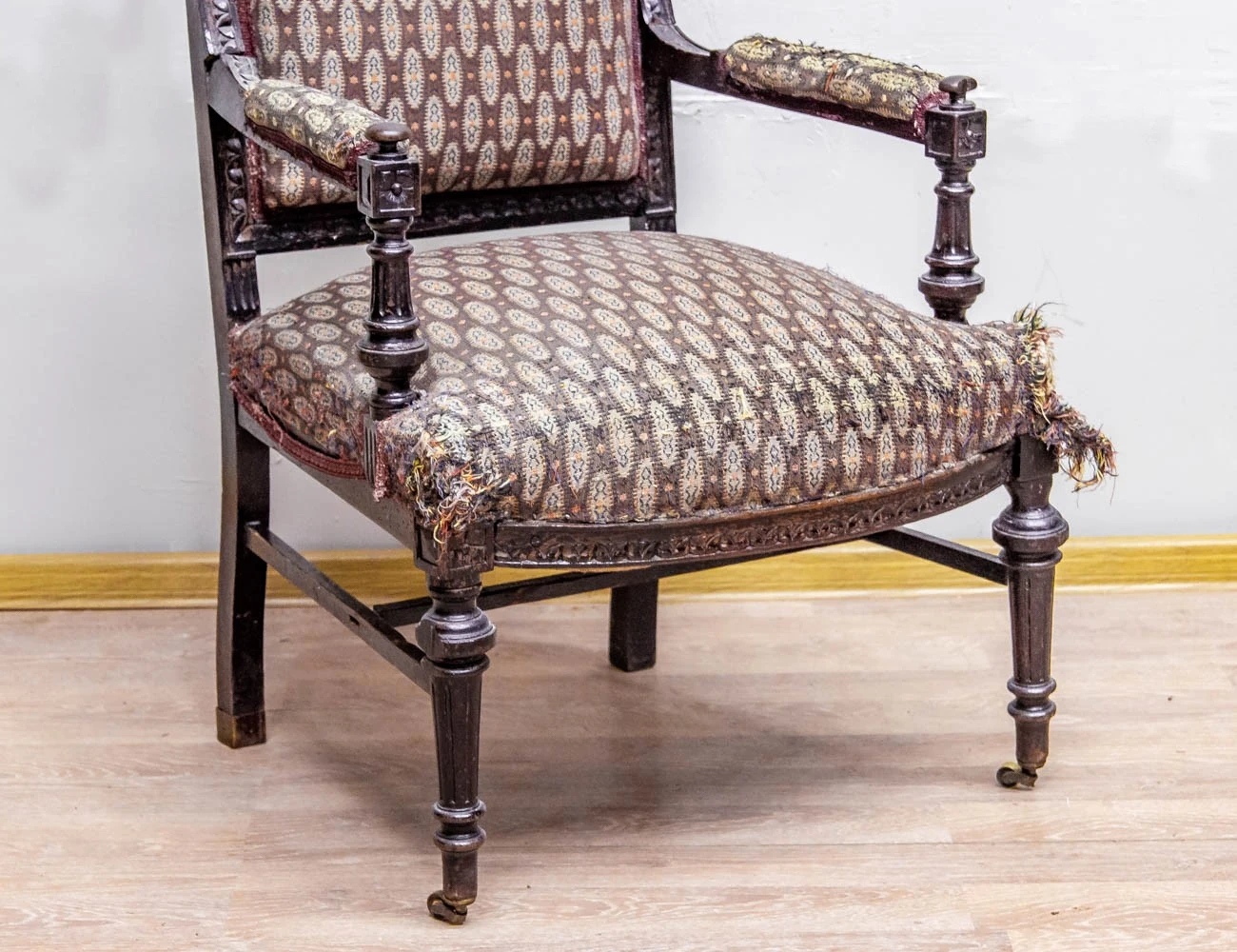 Реставрация антикварного кресла 19 века