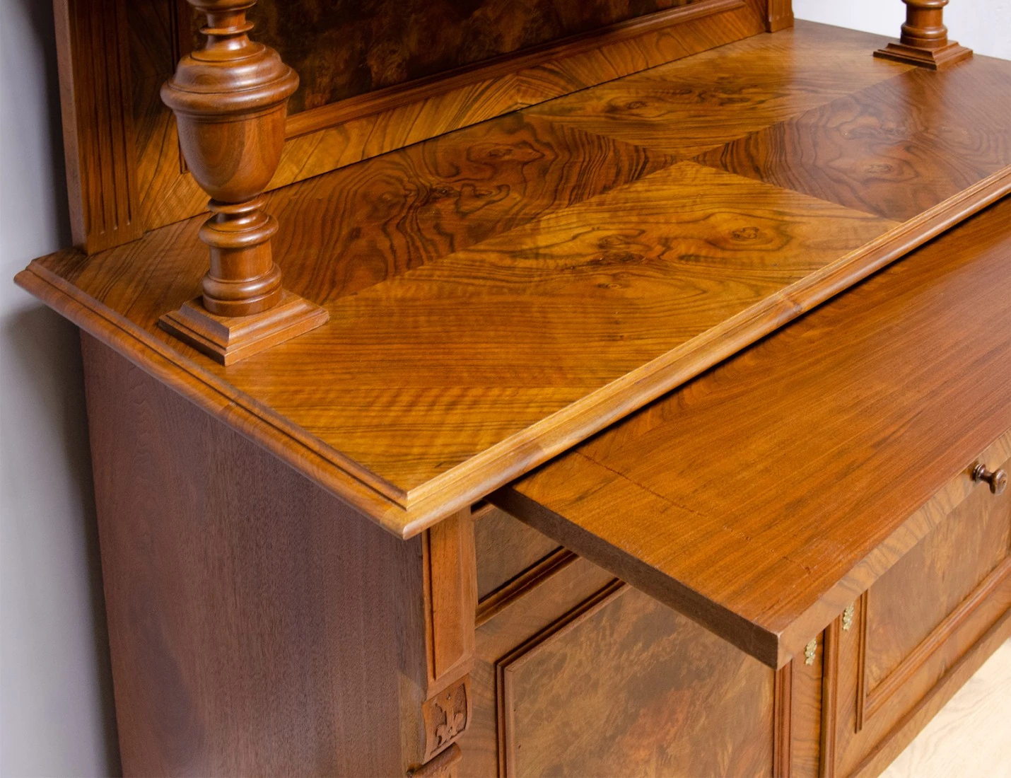 Реставрация орехового буфета 19 века