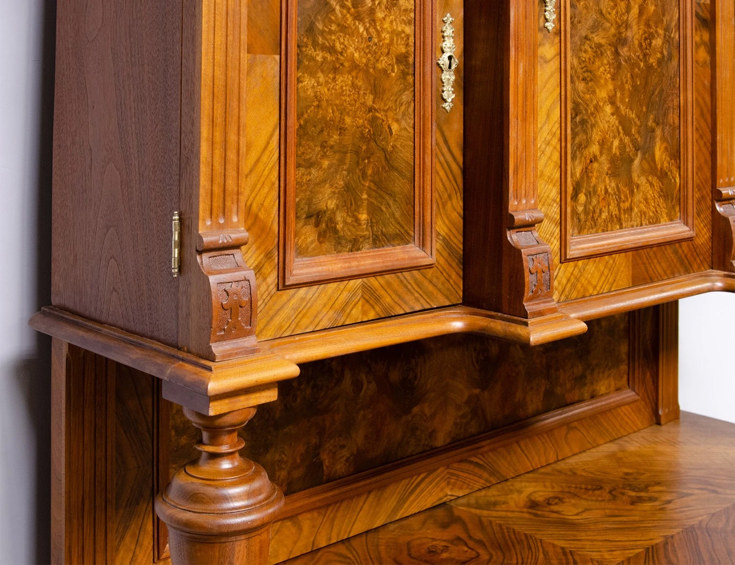Реставрация орехового буфета 19 века