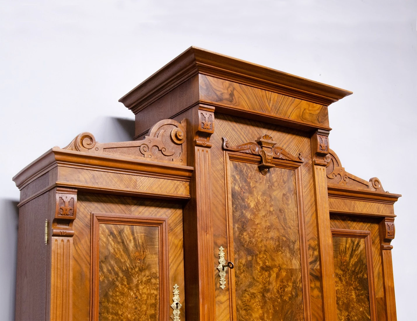 Реставрация орехового буфета 19 века