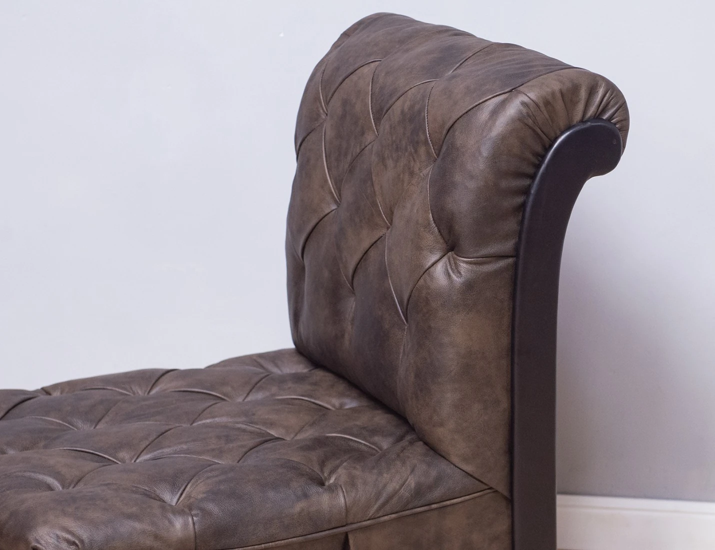 Реставрация старинного кожаного стула