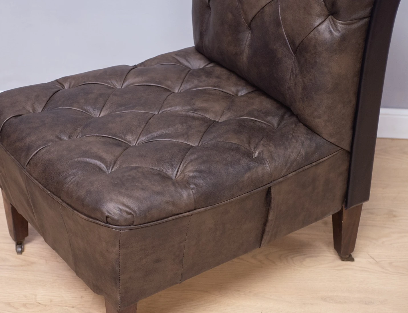 Реставрация старинного кожаного стула