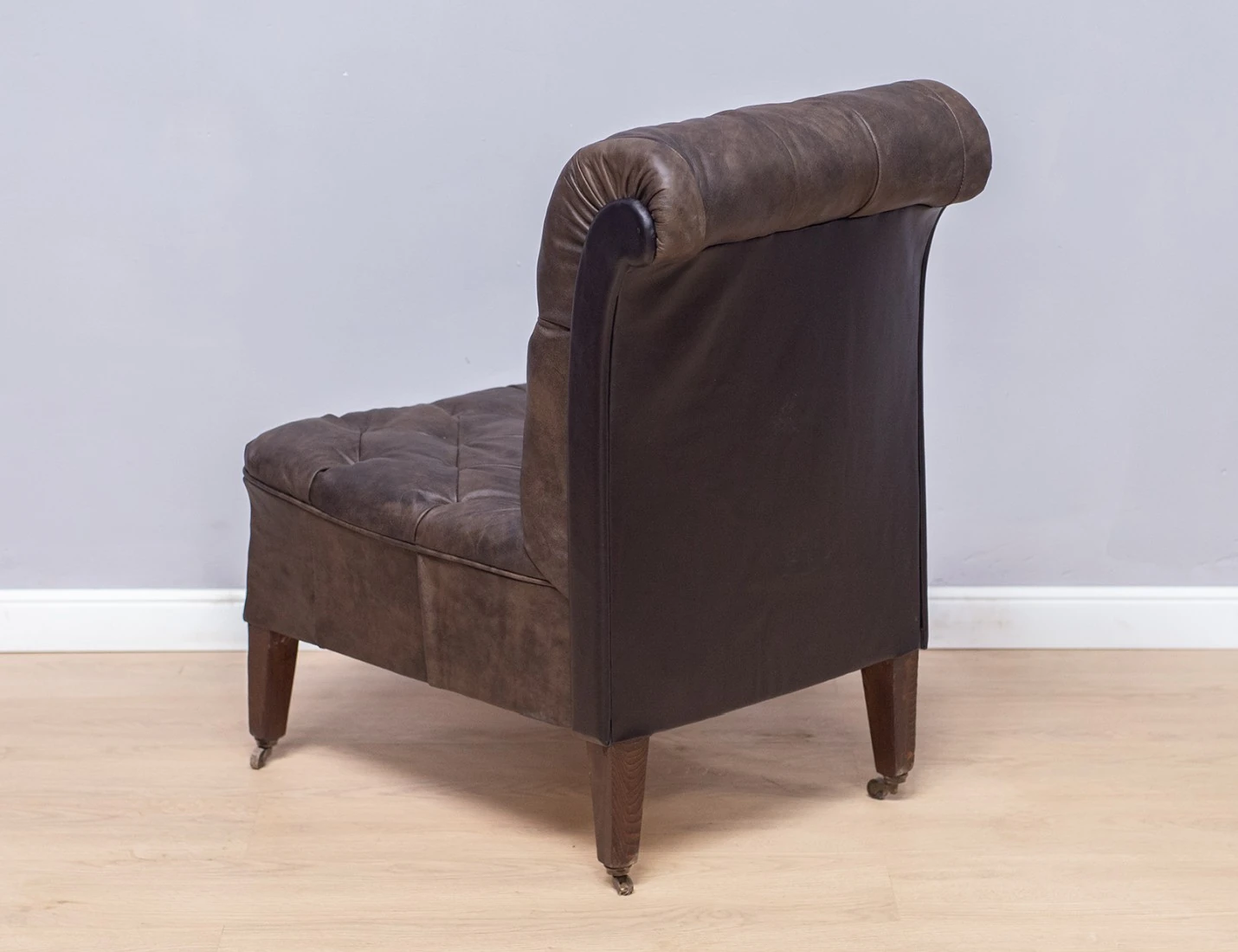 Реставрация старинного кожаного стула