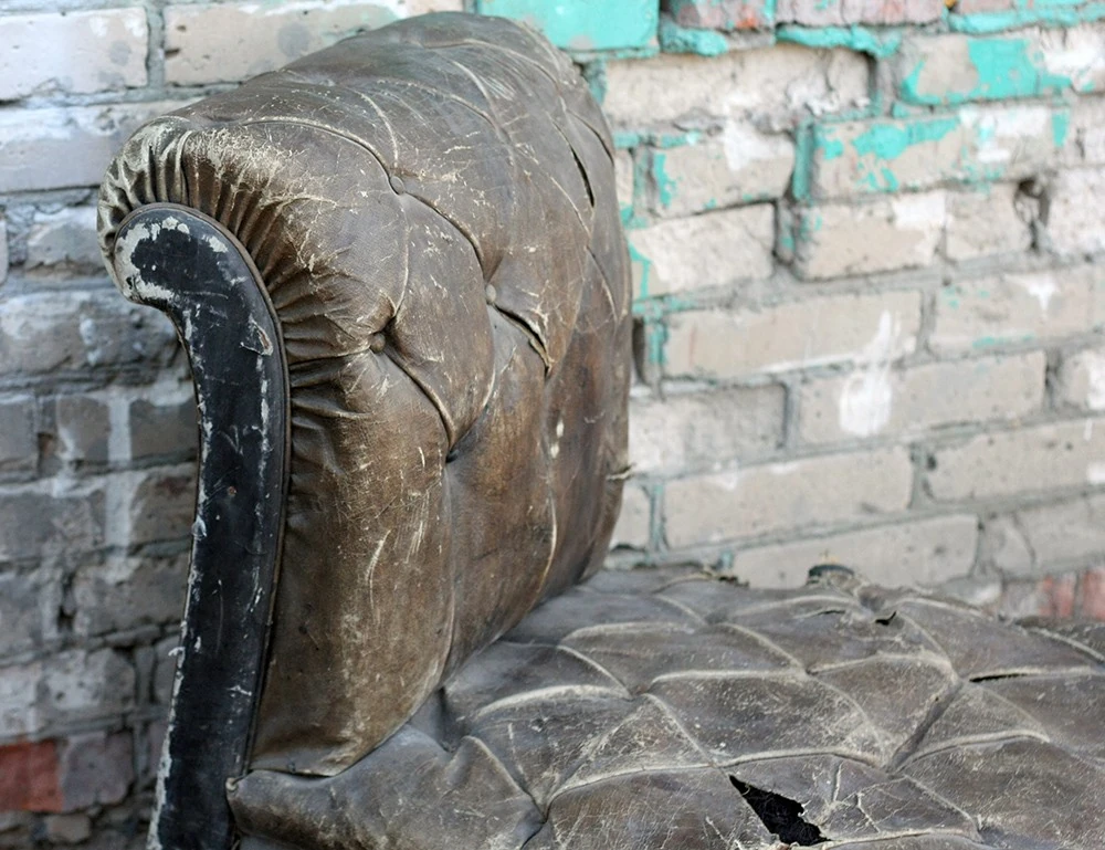 Реставрация старинного кожаного стула