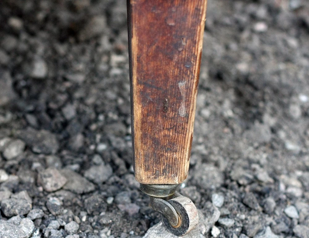 Реставрация старинного кожаного стула