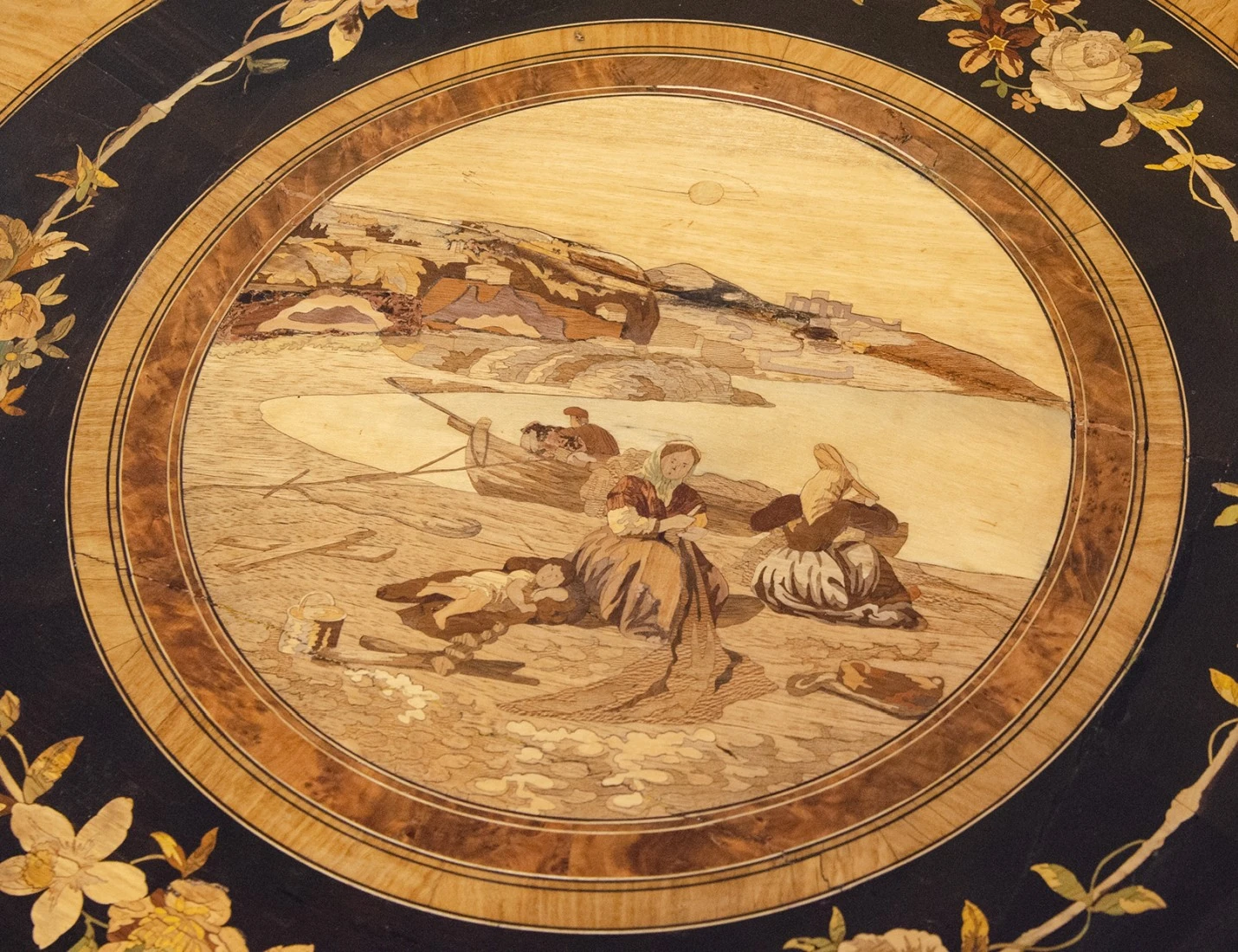 Реставрация антикварного столика с маркетри