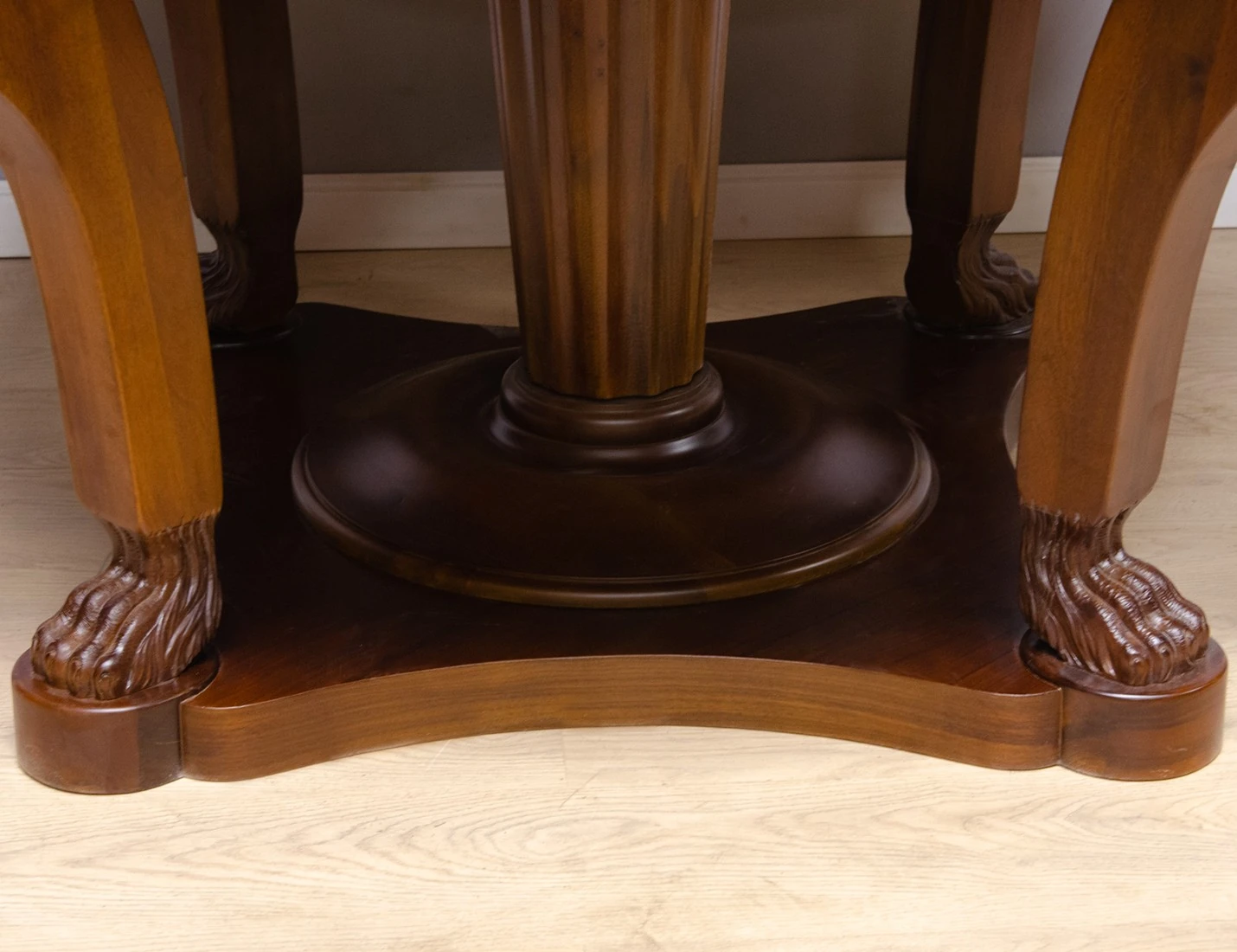 Реставрация обеденного стола со львами