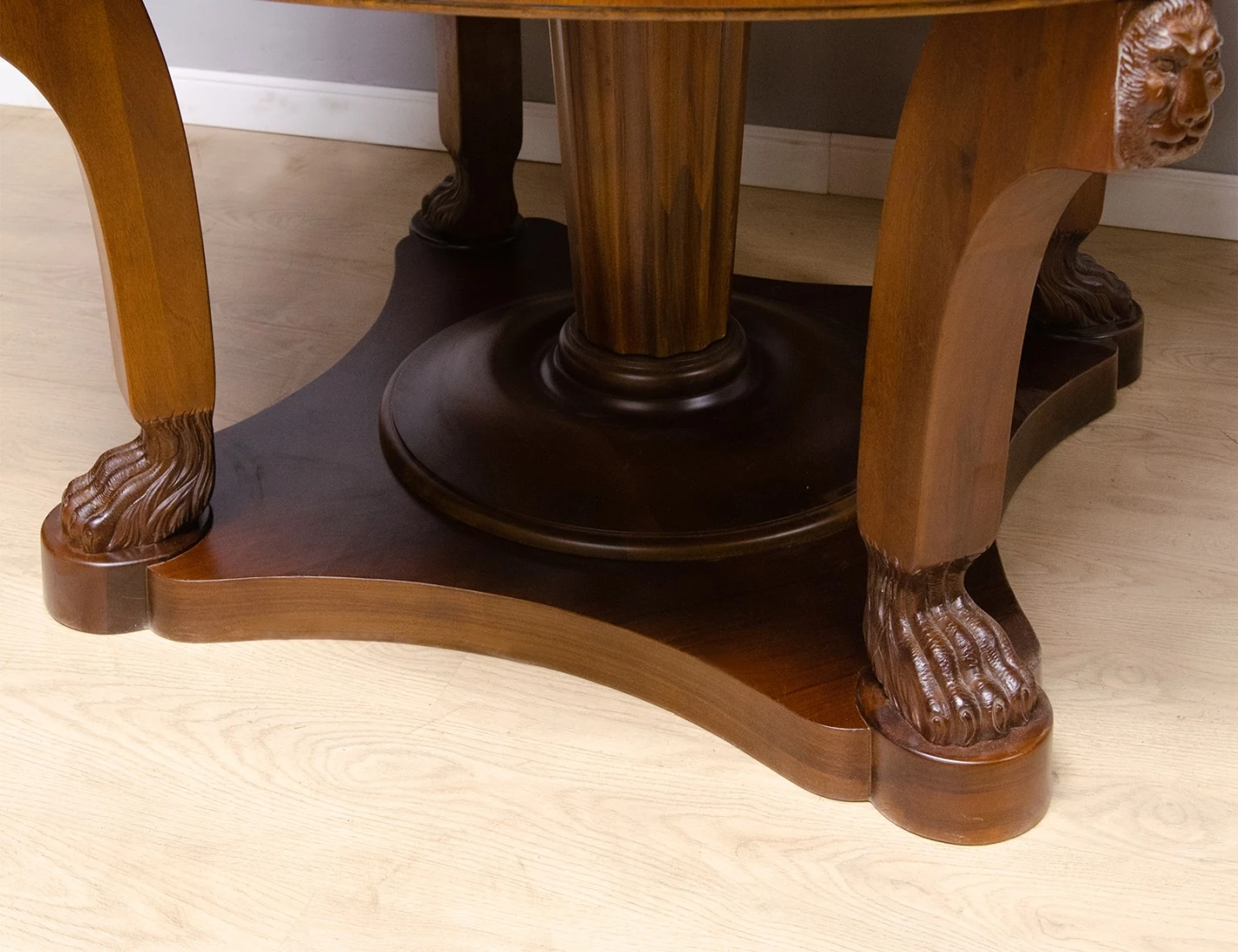 Реставрация обеденного стола со львами