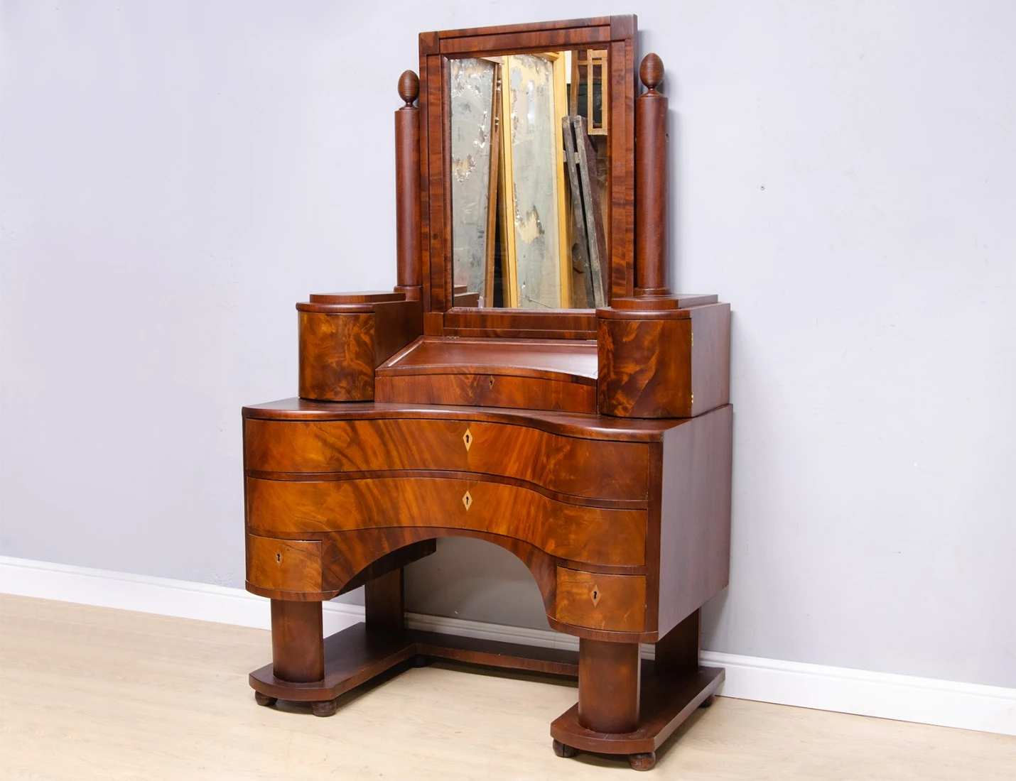 Реставрация антикварного дамского столика ампир