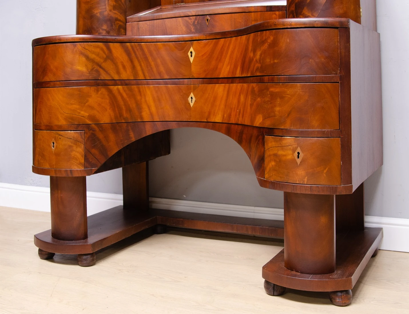 Реставрация антикварного дамского столика ампир