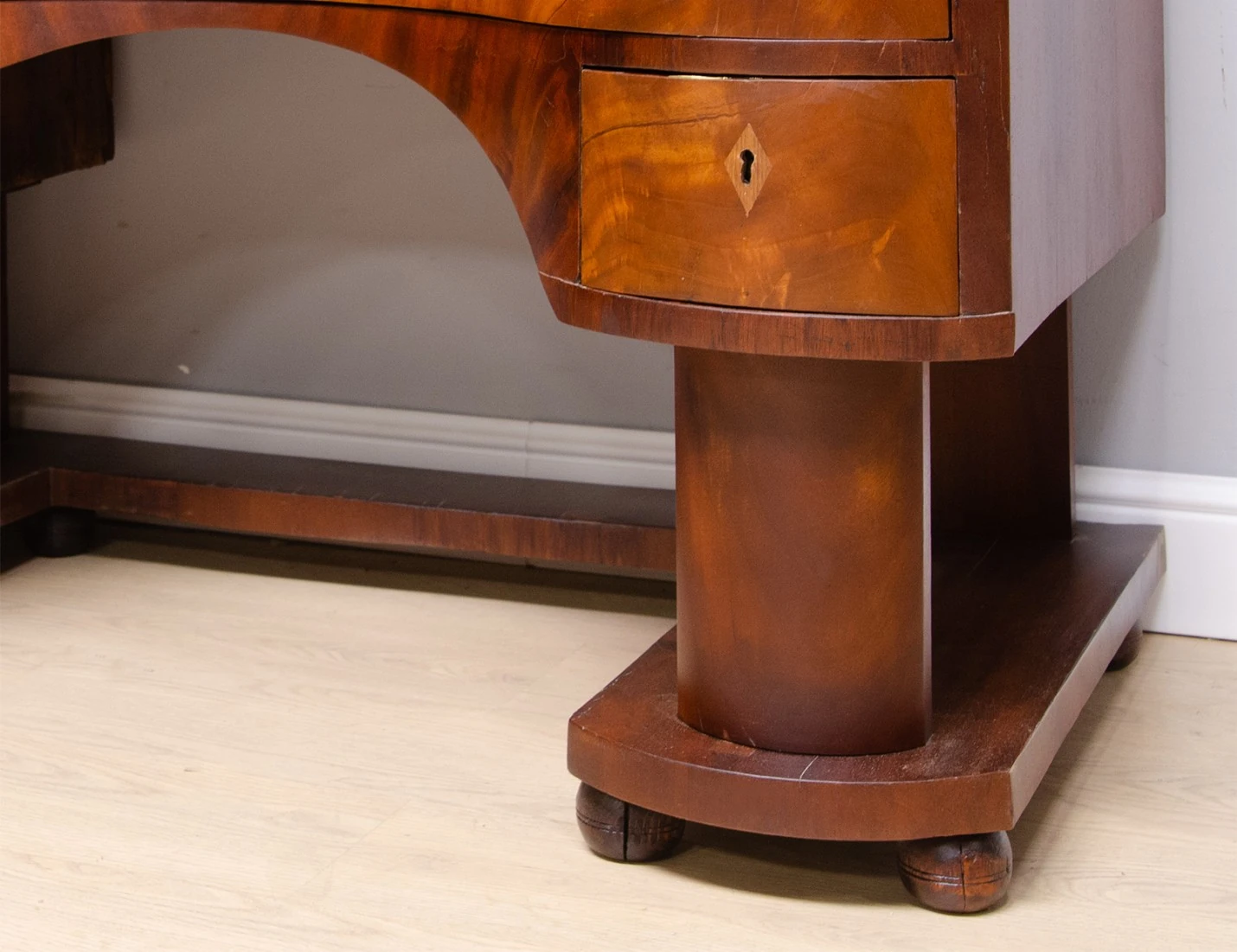 Реставрация антикварного дамского столика ампир