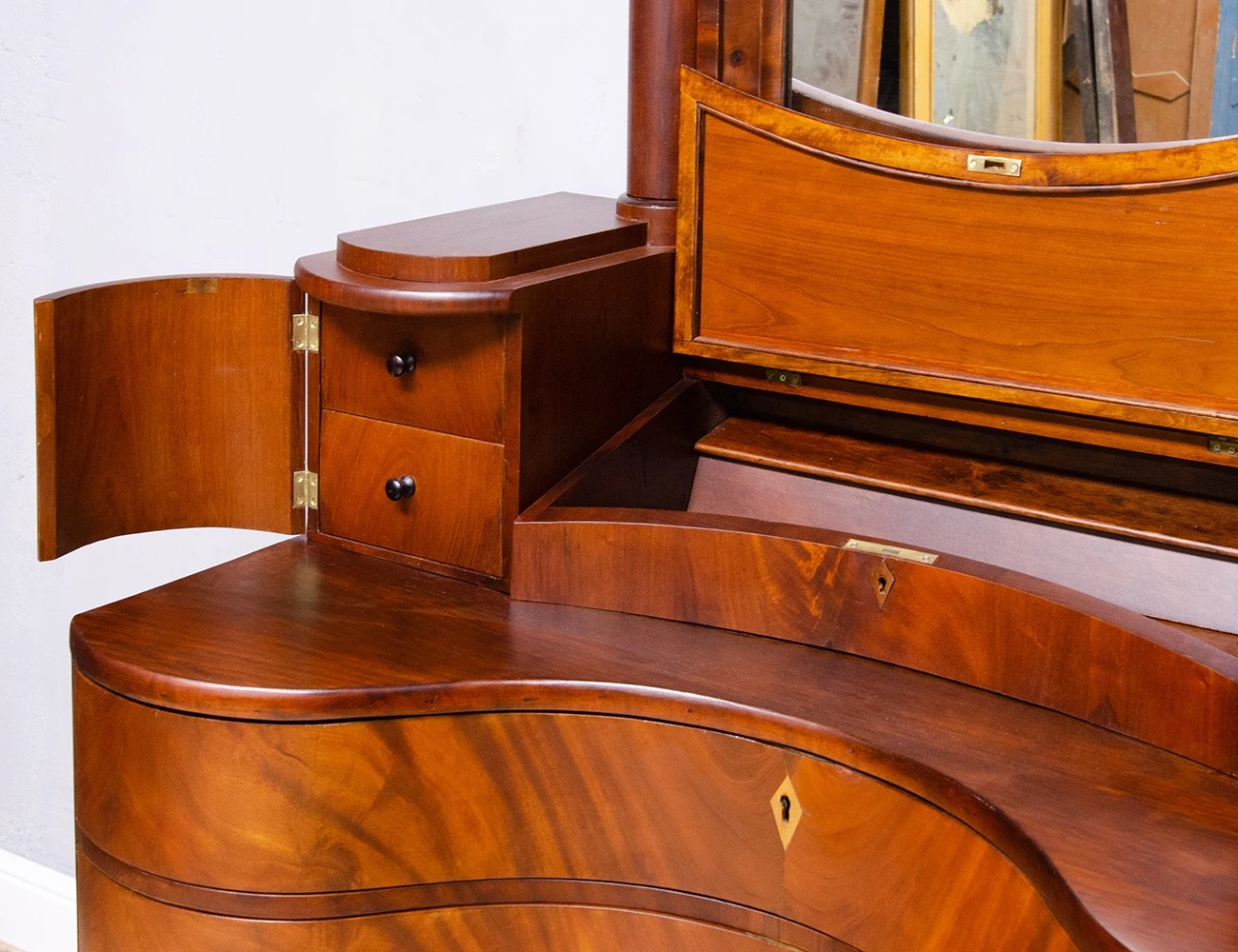 Реставрация антикварного дамского столика ампир