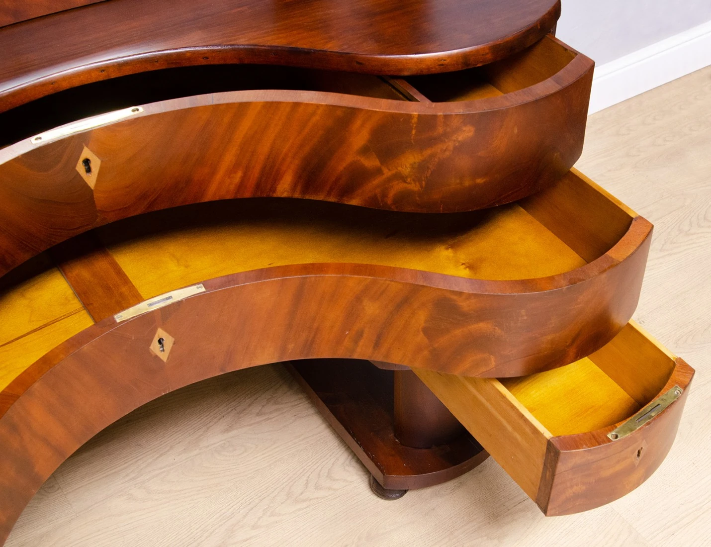 Реставрация антикварного дамского столика ампир