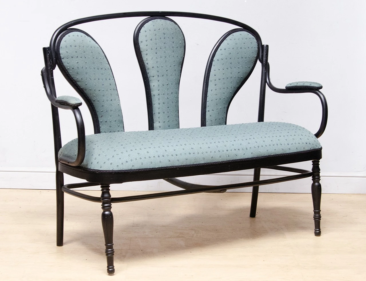 Реставрация дивана №80 фирмы Конъ 