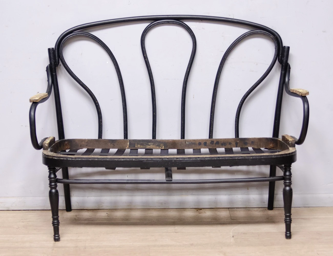 Реставрация дивана №80 фирмы Конъ 