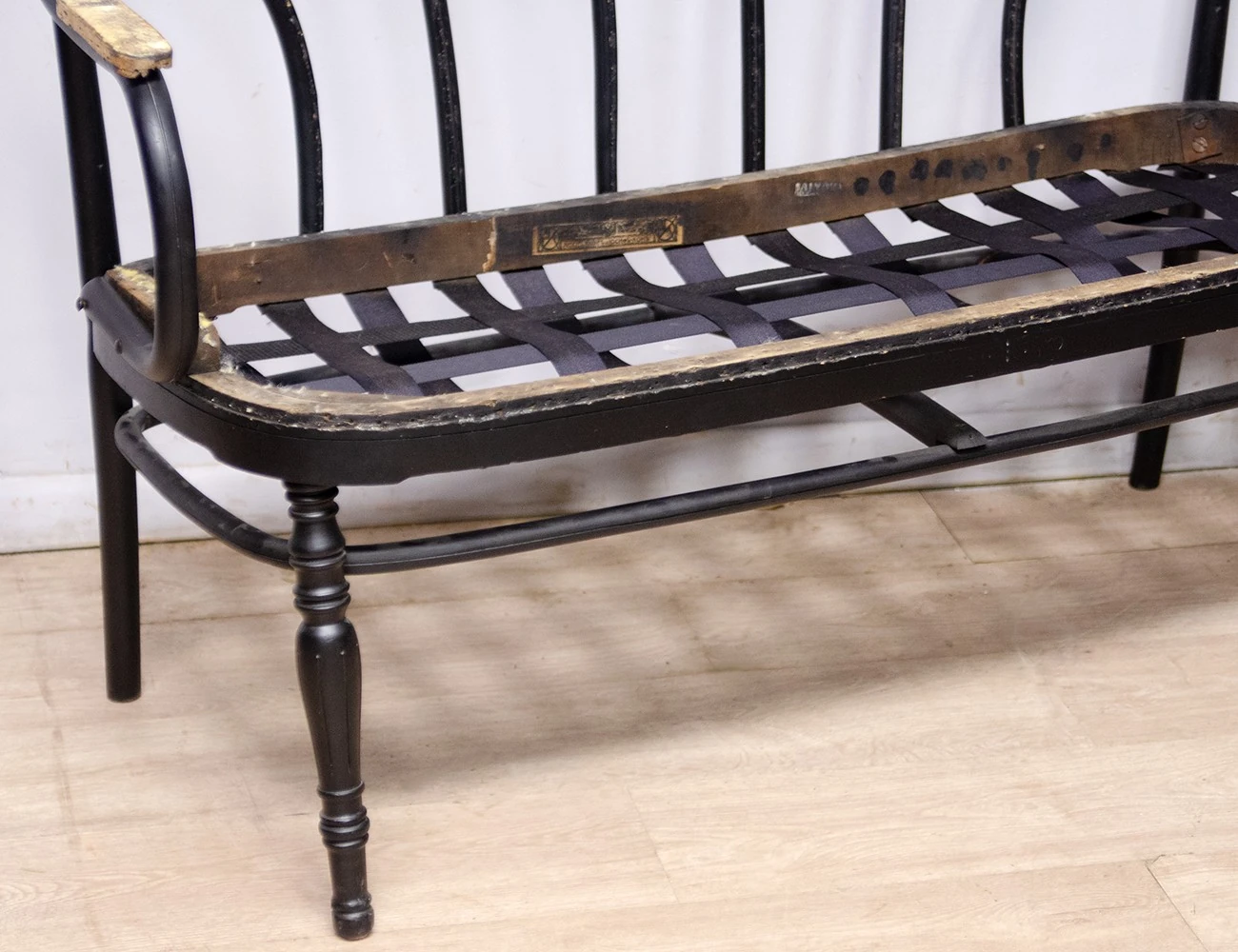 Реставрация дивана №80 фирмы Конъ 