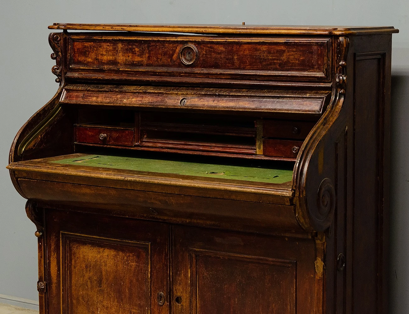 Реставрация антикварного орехового бюро