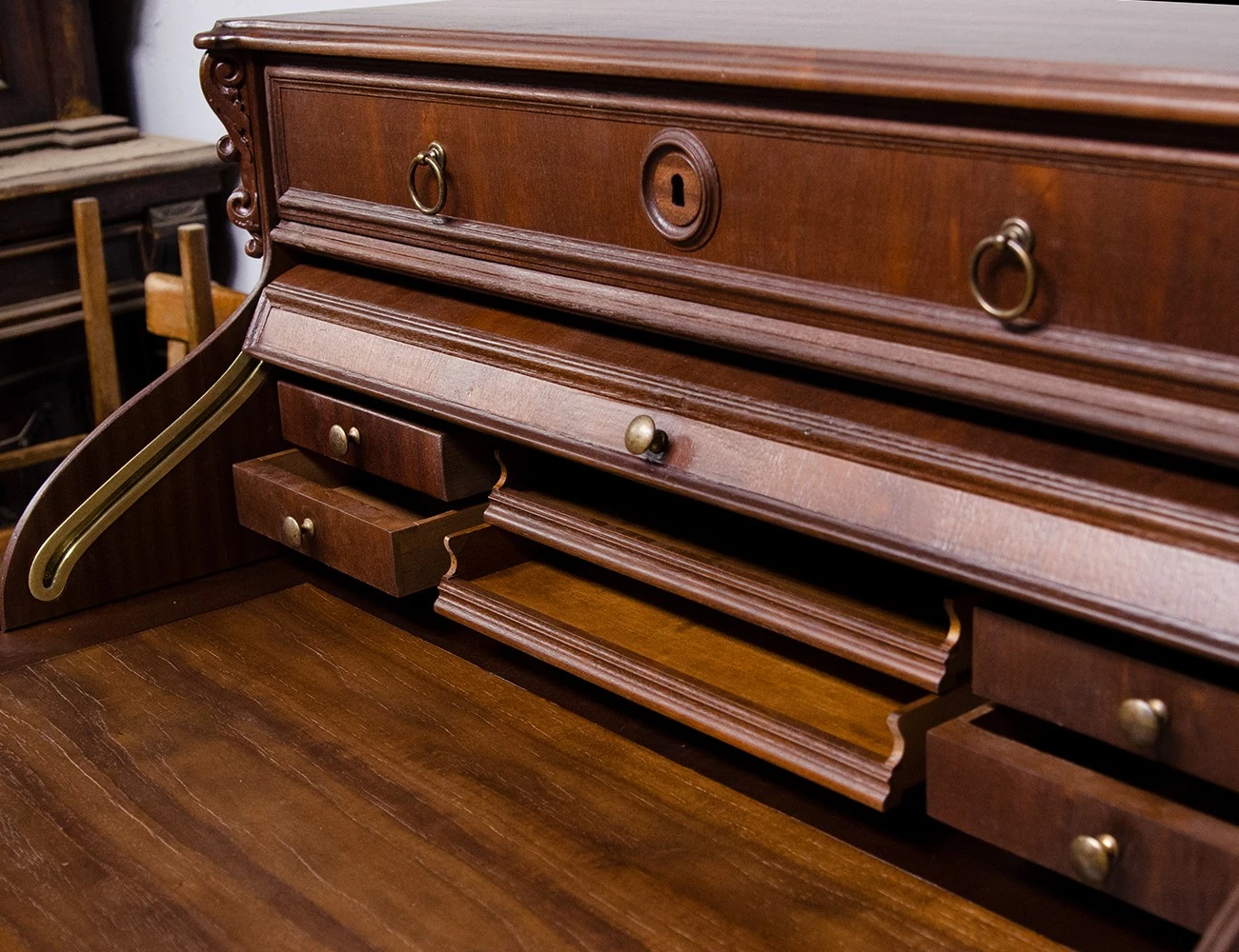 Реставрация антикварного орехового бюро