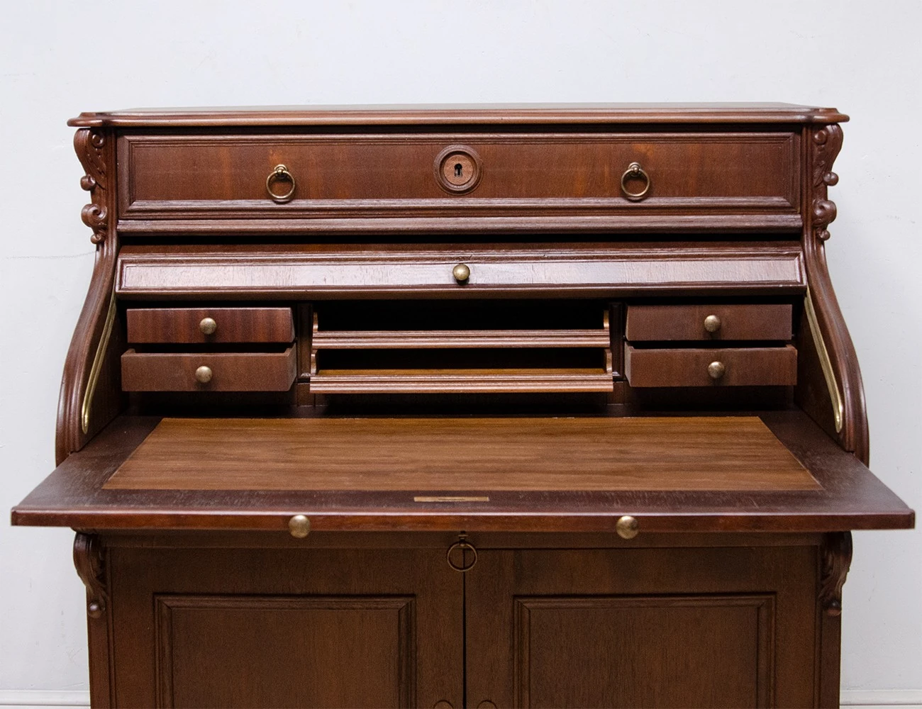 Реставрация антикварного орехового бюро