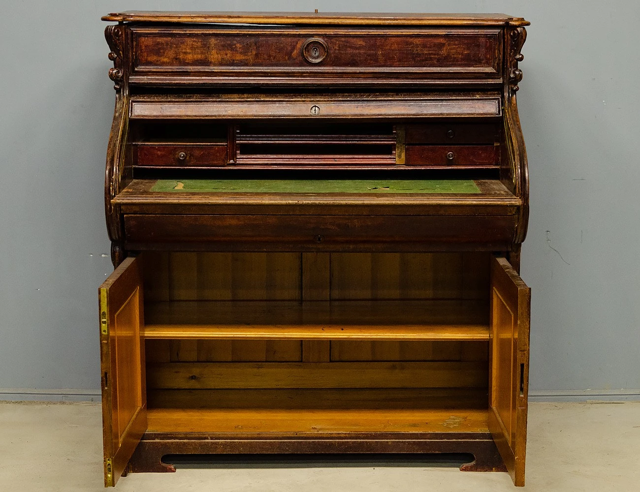 Реставрация антикварного орехового бюро