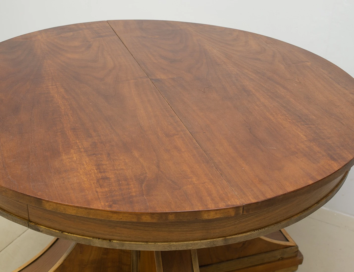 Реставрация старинного обеденного стола