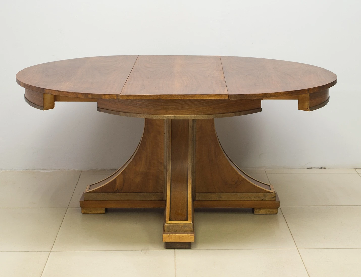 Реставрация старинного обеденного стола