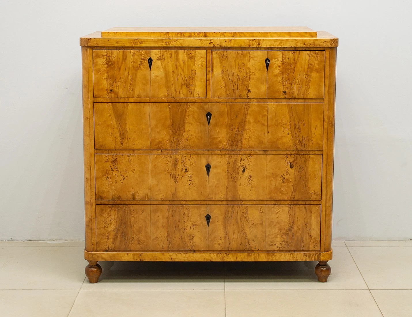 Реставрация антикварного комода карельской березы