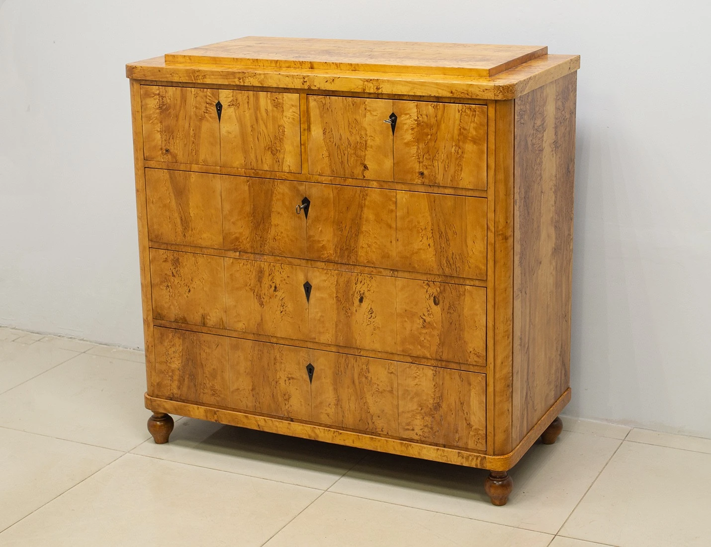 Реставрация антикварного комода карельской березы