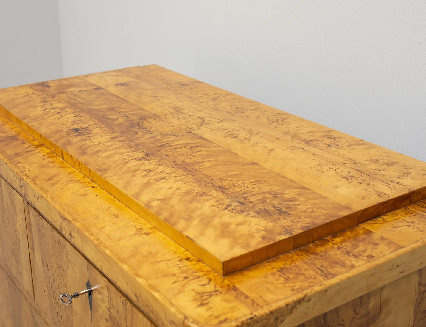 Реставрация антикварного комода карельской березы