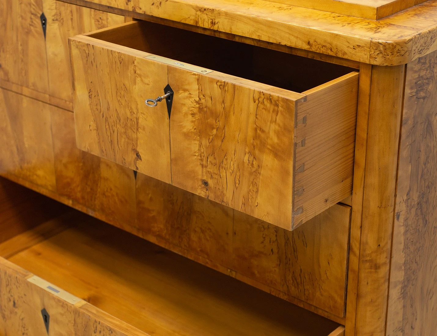 Реставрация антикварного комода карельской березы