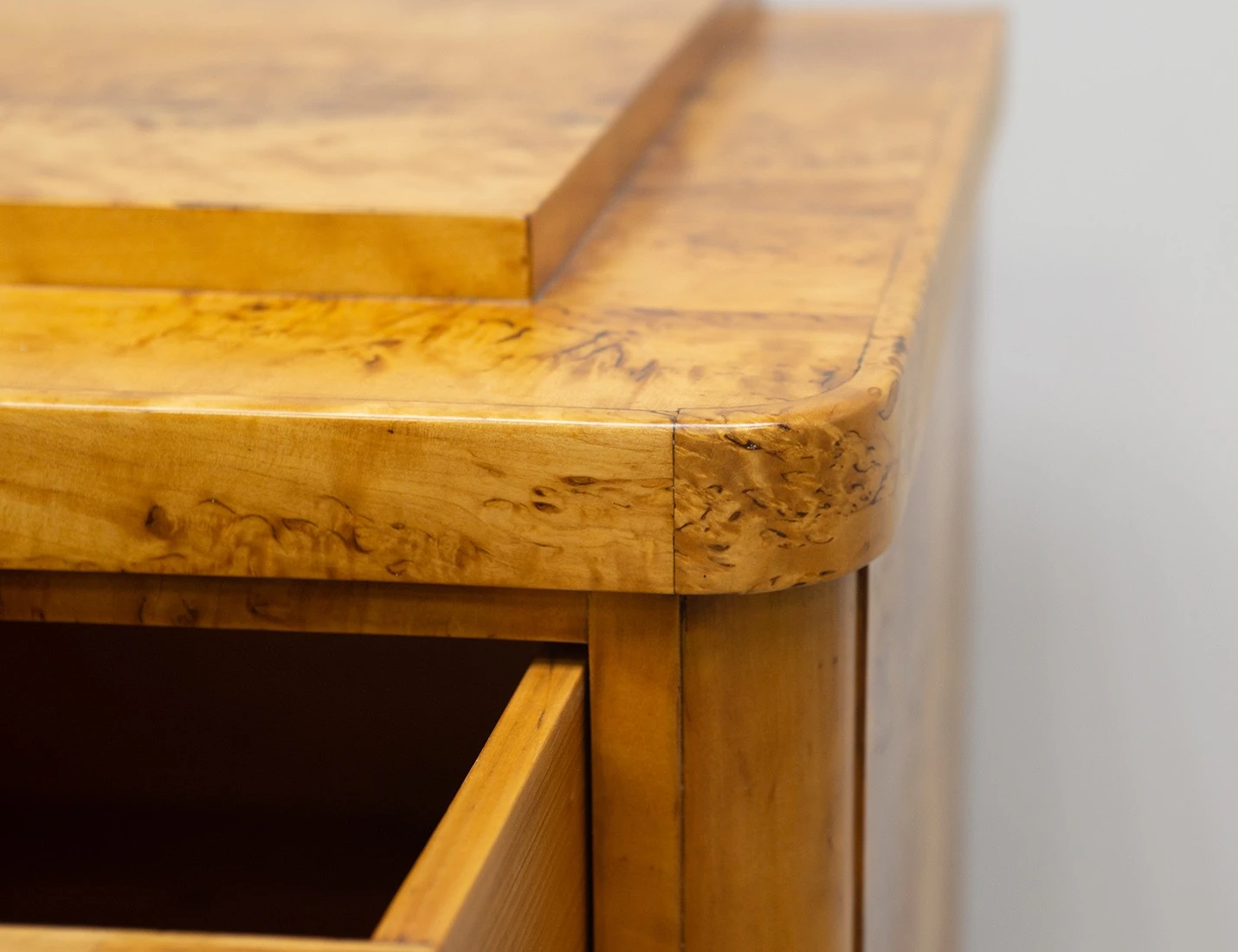 Реставрация антикварного комода карельской березы