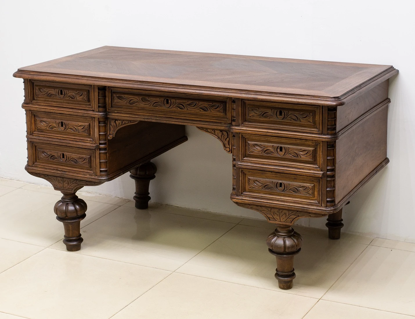 Реставрация антикварного письменного стола