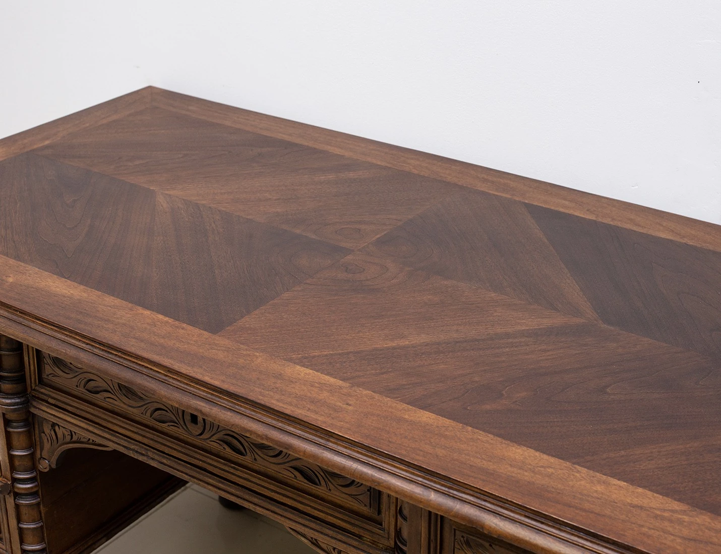 Реставрация антикварного письменного стола