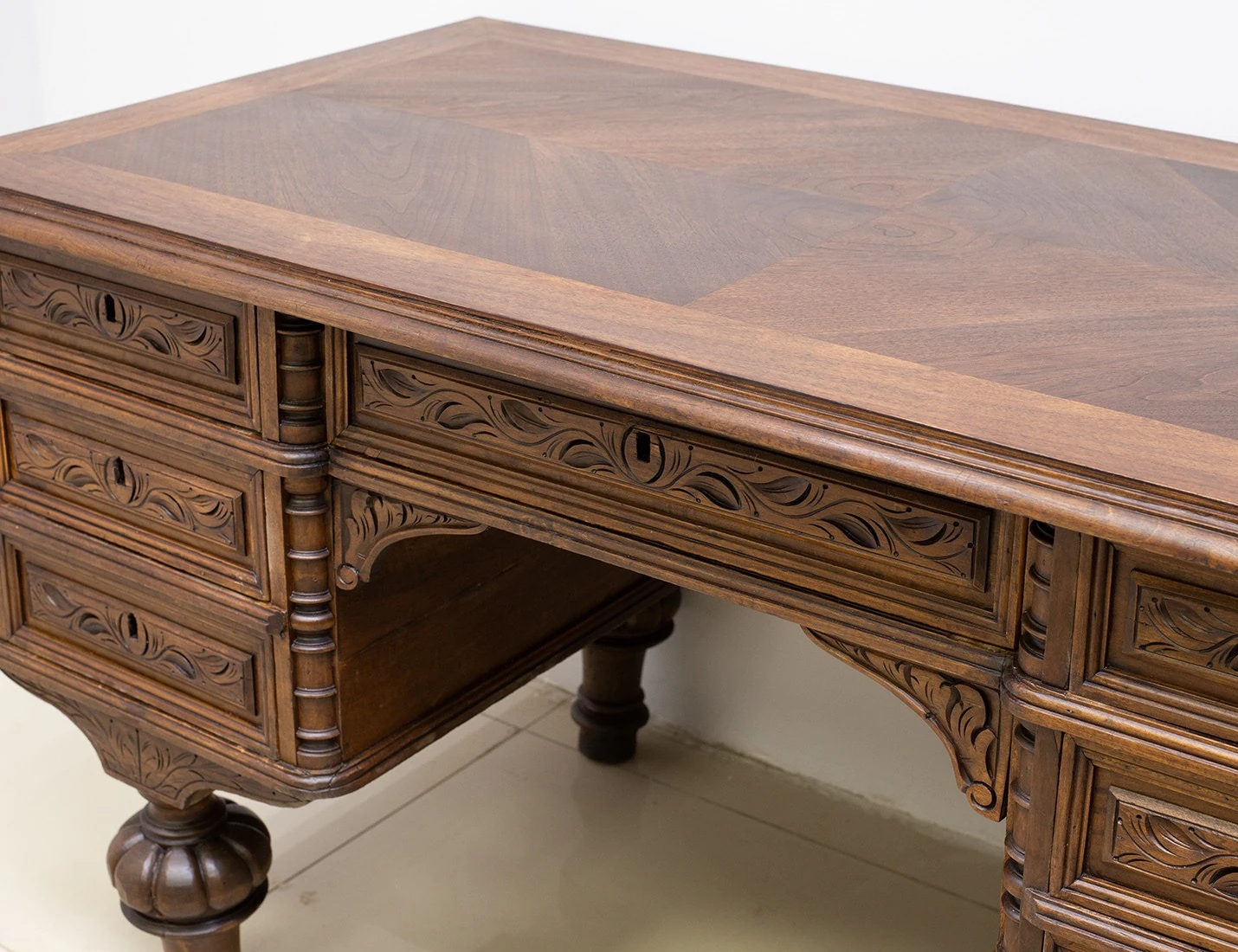 Реставрация антикварного письменного стола