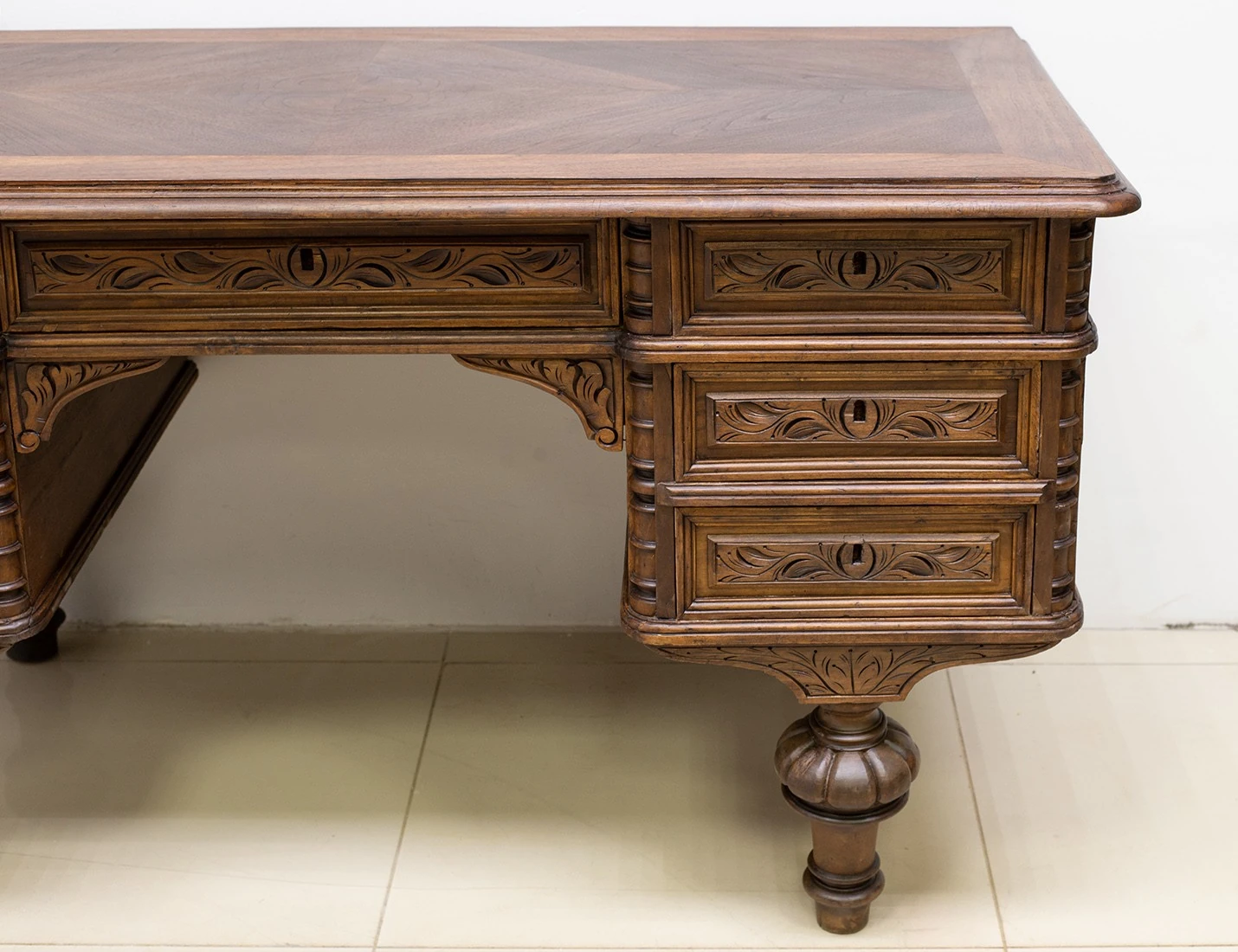 Реставрация антикварного письменного стола