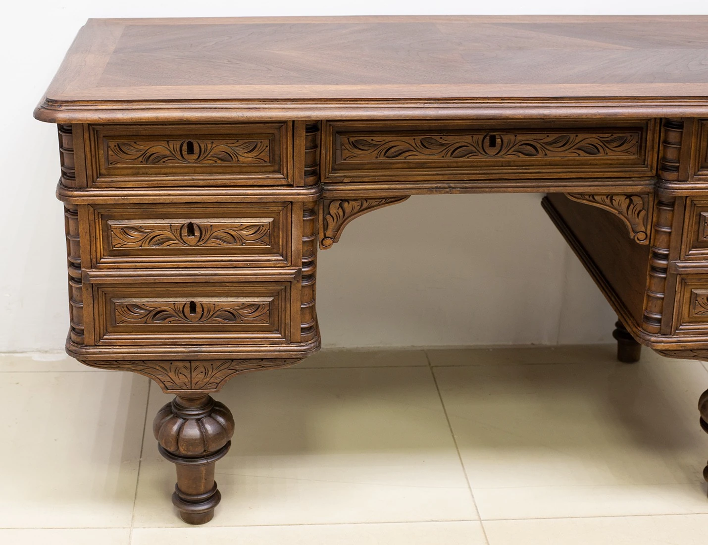 Реставрация антикварного письменного стола