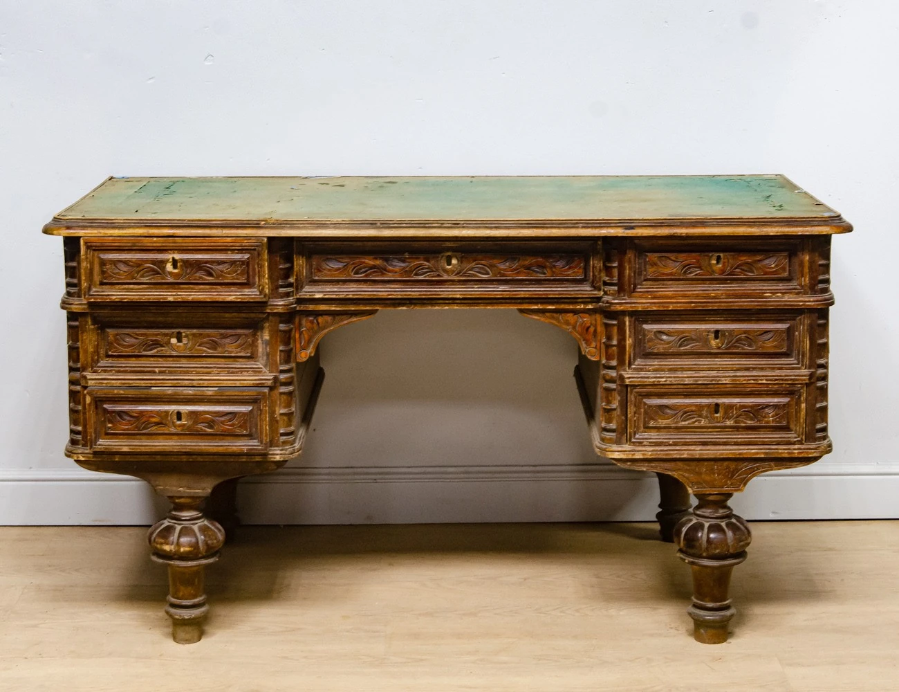 Реставрация антикварного письменного стола