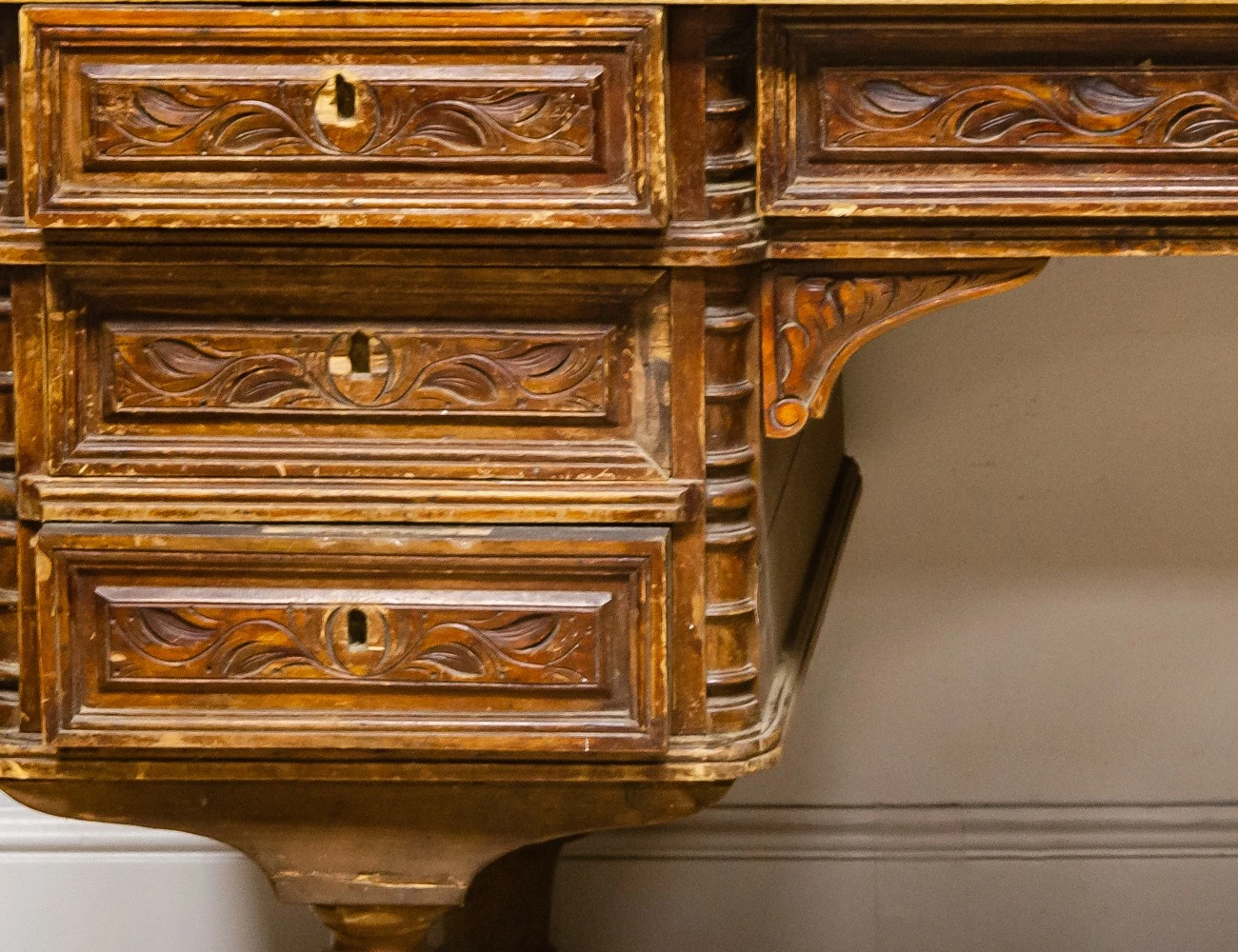 Реставрация антикварного письменного стола