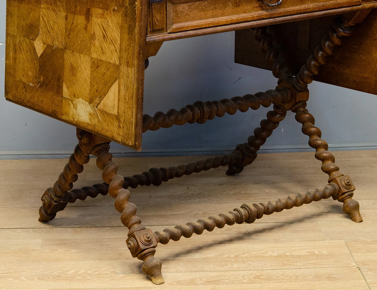 Реставрация антикварного стола с крыльями