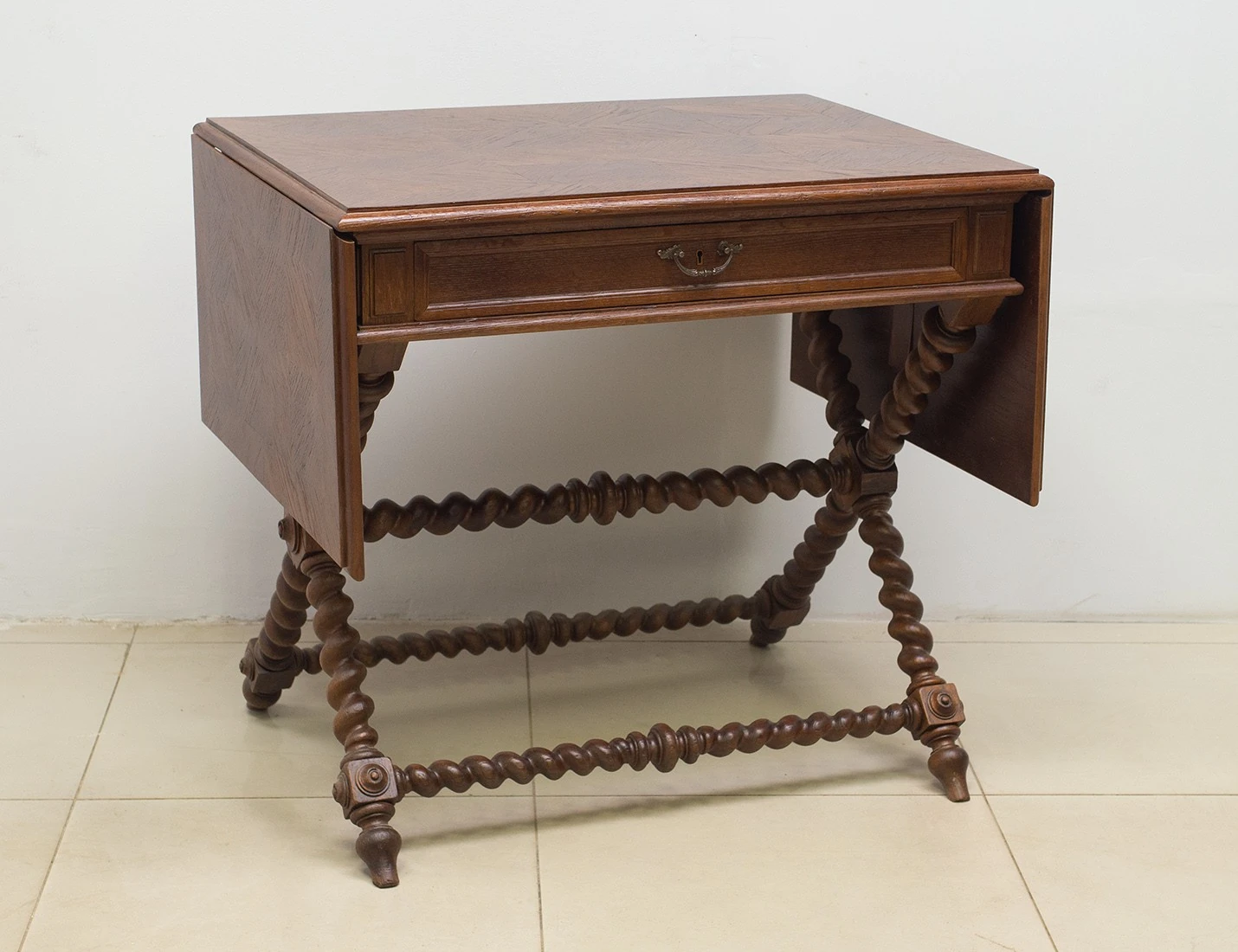 Реставрация антикварного стола с крыльями