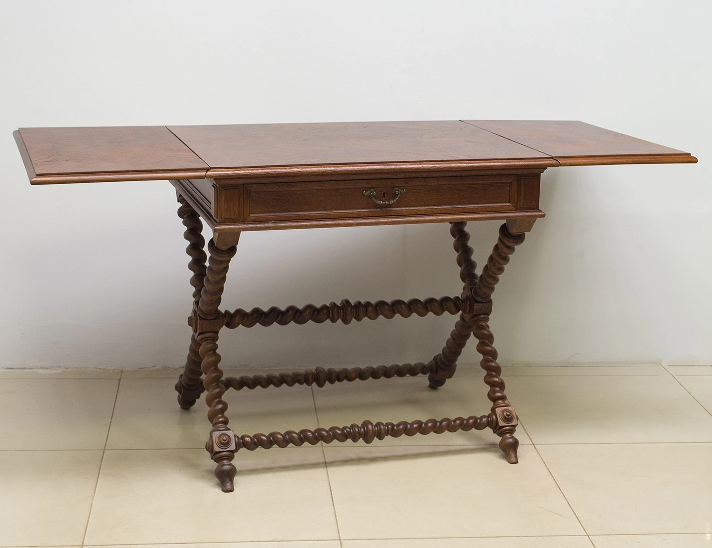 Реставрация антикварного стола с крыльями