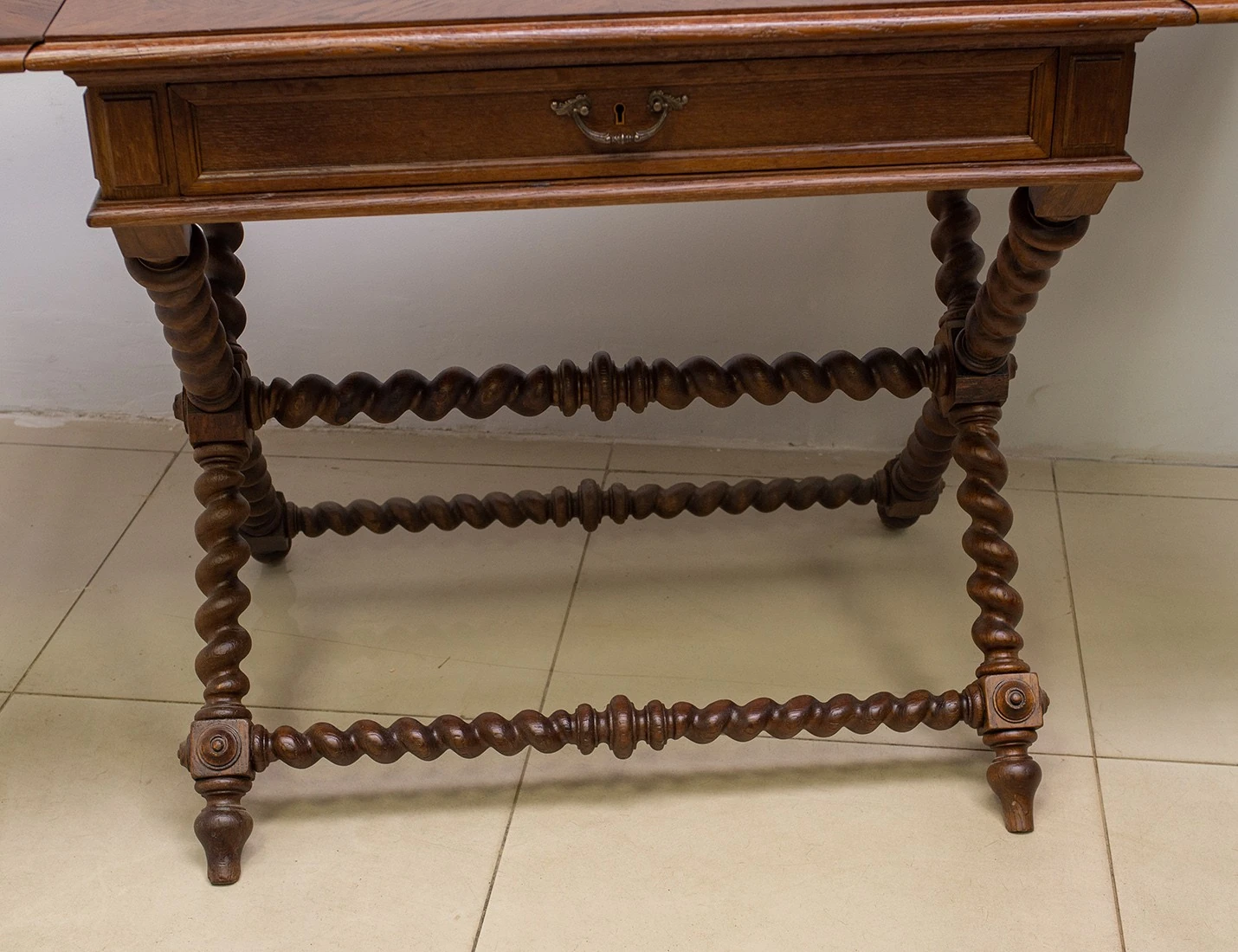 Реставрация антикварного стола с крыльями