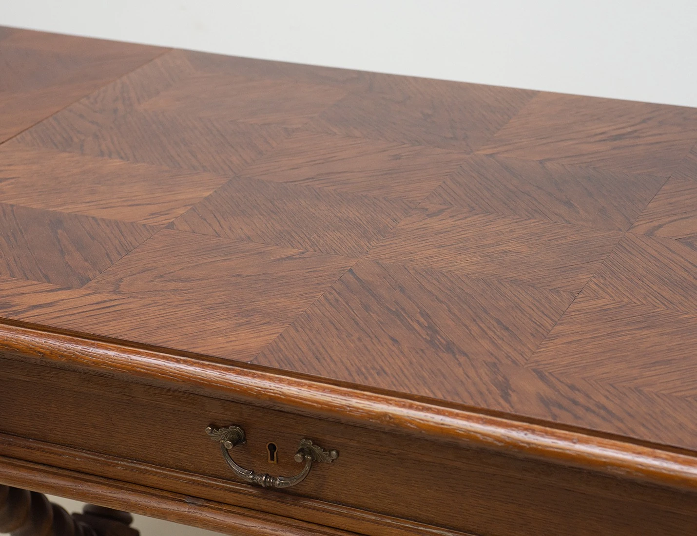 Реставрация антикварного стола с крыльями