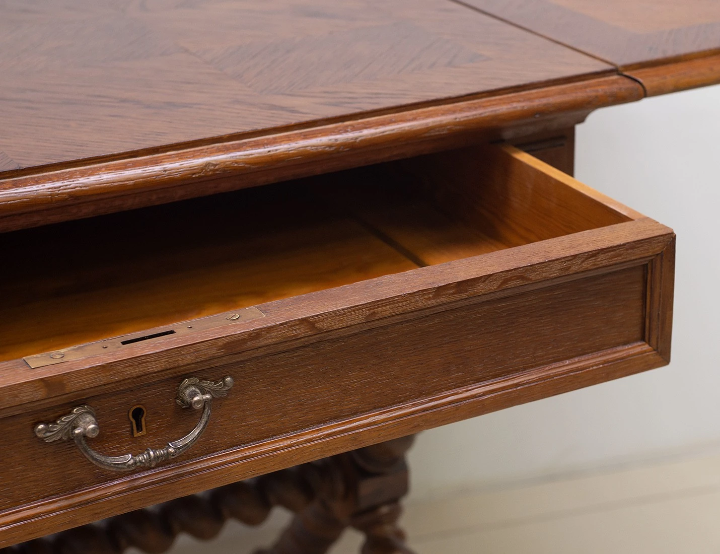 Реставрация антикварного стола с крыльями