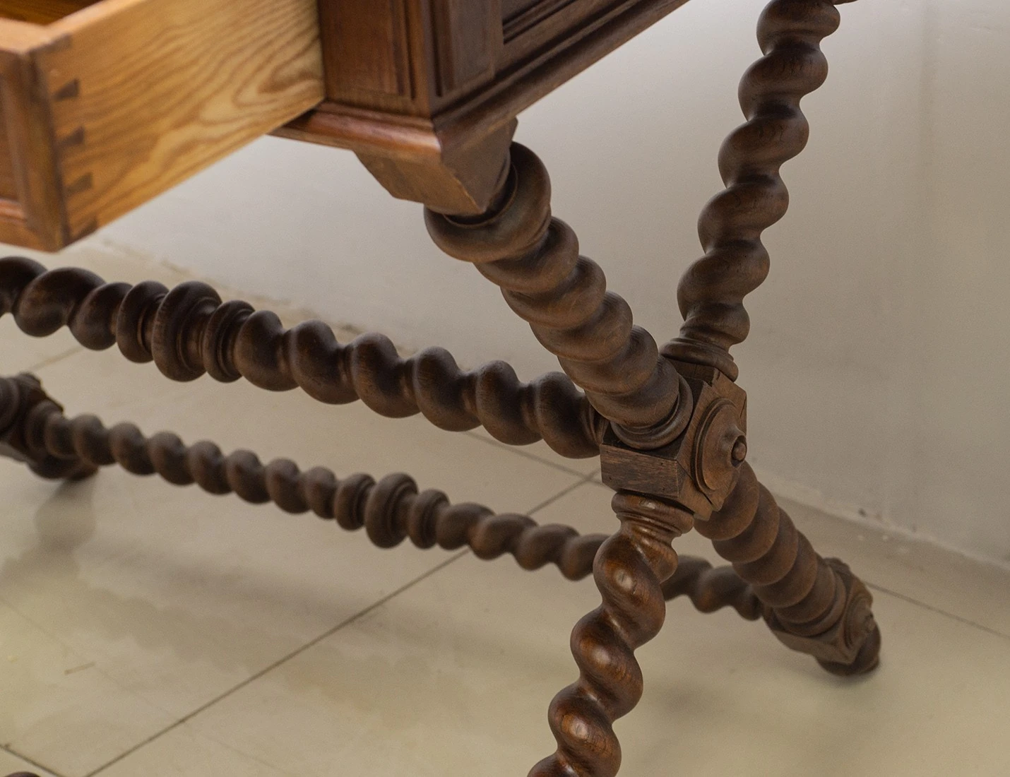 Реставрация антикварного стола с крыльями